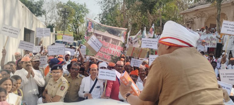 संतप्त गुरुदेव सेवकांनी पालकमंत्र्याचा रोखला ताफा, आणि विचारला सवाल
