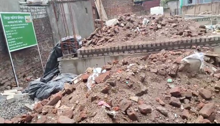 कनकवाडी, वणी : नव्याने उभारल्या जात असलेल्या वाचनालयाच्या जोत्यात मातीचा वापर – दर्जाबाबत प्रश्नचिन्ह