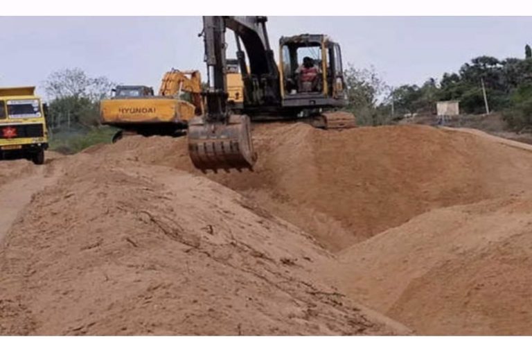 कोरपना कोळशी घाटात वाळू चोरीचा स्फोटक प्रकार: महसूल विभागाची दुर्लक्ष भूमिका उघड, प्रोक्लेम मशीनच्या सहाय्याने शेकडो हायवा टिप्परने उपसा