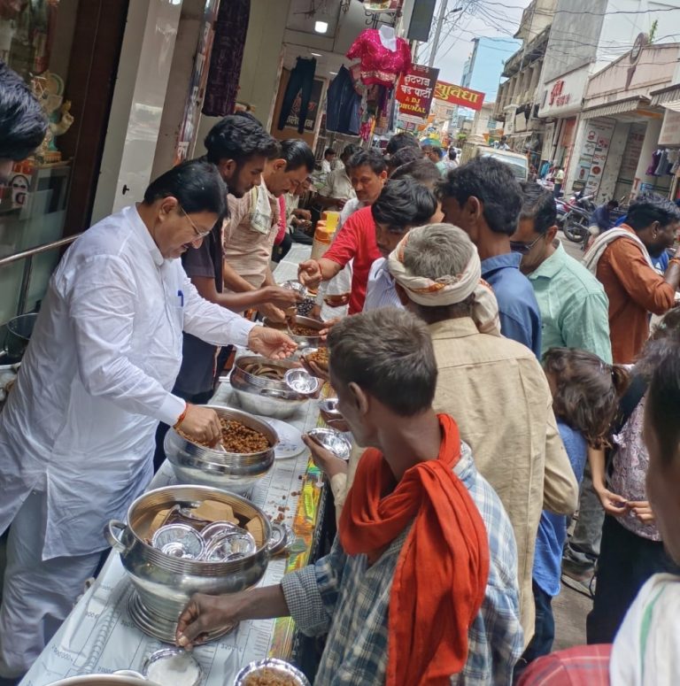 वरूणराजाच्या कृपेसाठी सामूहिक प्रार्थना – विजय बाबू चोरडिया यांच्याकडून वणीतील गरीबांना प्रसाद वाटप