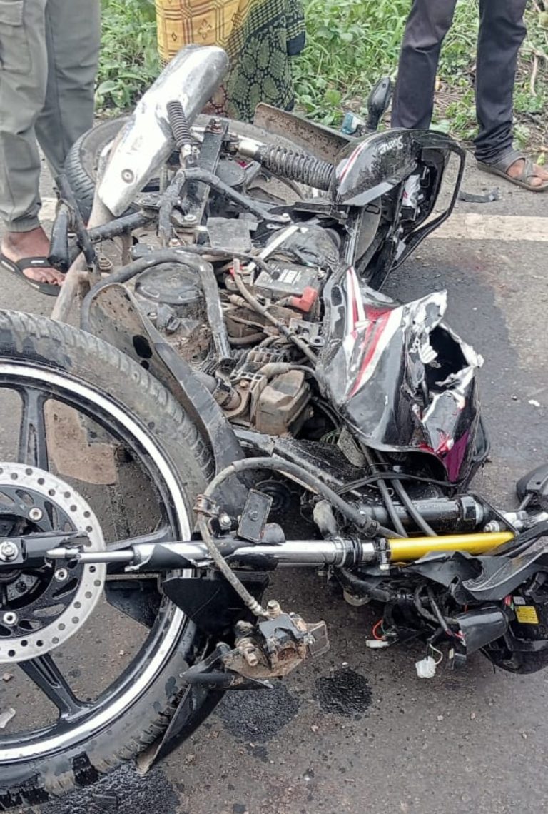 भरधाव ट्रकची दुचाकीला धडक; तिघेजण गंभीर जखमी, मुकुटबन मार्गावरील पुरड जवळ भीषण अपघात