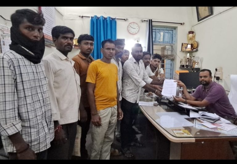 चिखलगावमध्ये सार्वजनिक जागांवर अतिक्रमणाचा कहर; ग्रामस्थ संतप्त, गटविकास अधिकाऱ्यांकडे तक्रार दाखल