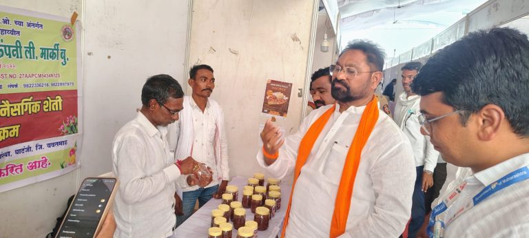 यवतमाळ जिल्हास्तरीय कृषी प्रदर्शनात आमदार संजय देरकर यांची मृगझरी शेतकरी उत्पादक कंपनीच्या स्टॉलला भेट