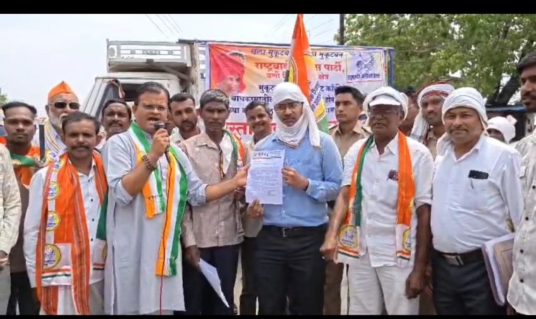 राष्ट्रवादी काँग्रेसचा मुकूटबन येथे निकृष्ट रस्ता बांधकामाविरोधात रास्ता रोको आंदोलन  नियमानुसार काम न केल्यास अधिक्षक अभियंता कार्यालयात तीव्र आंदोलनाचा इशारा